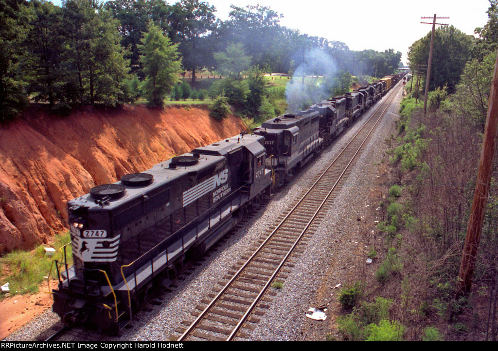 NS 2747 leads 7 other locos on a westbound train